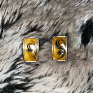 EUC Vintage enamel stud earrings